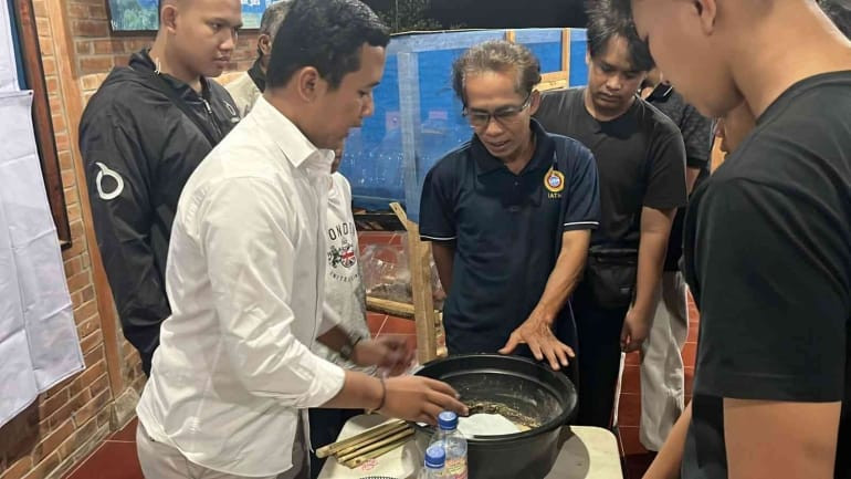 Sosialisasi Magot Bersama Warga Masyarakat Demo Pembudidayaan Magot